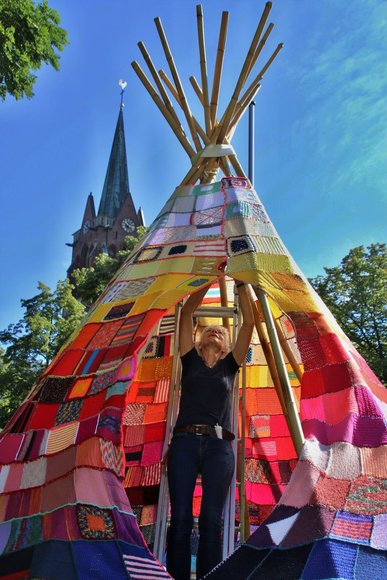 Ute Lennartz-Lembeck gestaltet den Eingang des „Tipis“ am PFL. Foto: Werner Ufferhardt. 