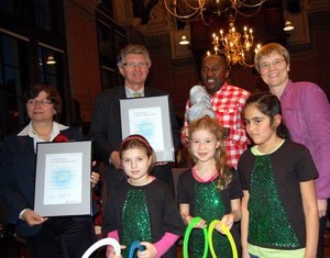 Oberbürgermeister Gerd Schwandner überreicht den Integrationspreis. Foto: Stadt Oldenburg Oberbürgermeister Gerd Schwandner überreicht den Integrationspreis. Foto: Stadt Oldenburg