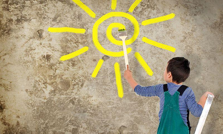 Junge malt Sonne an eine Wand. Foto: S. Kobold/Fotolia.com