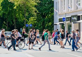 Personen überqueren zu Fuß und mit dem Fahrrad den Heiligengeistwall. Foto: Peter Duddek