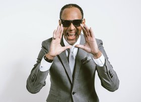 Ray Lynch mit Sonnenbrille. Foto: Gordon Koelmel „FTGRF Fotodesign“