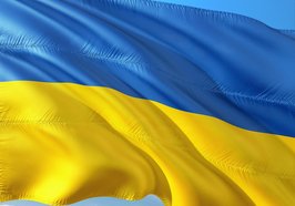 Im Wind wehende Flagge der Ukraine: ein blauer Querbalken über einem gelben Querbalken. Foto: Jorono/Pixabay
