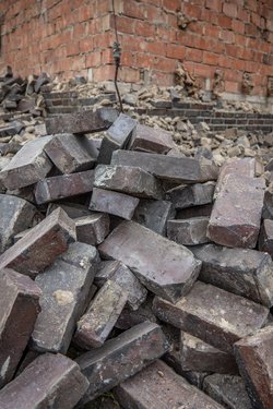 Die alten Vollziegel werden auf dem Fliegerhorst gelagert. Foto: Stadt Oldenburg