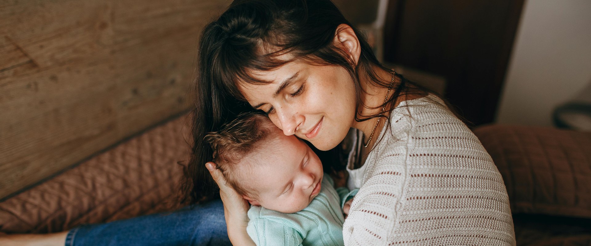 Mutter hält ihr Baby auf dem Arm. Foto: helenalopes/pexels
