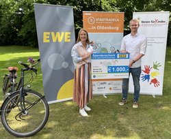 Vera Weidemann, Vorständin Personal und Recht der EWE Aktiengesellschaft, überreicht den Scheck für das Erreichen des dritten Etappenziels an Florian Breer, Vorstand Verein für Kinder e.V. Foto: EWE AG Vera Weidemann, Vorständin Personal und Recht der EWE Aktiengesellschaft, überreicht den Scheck für das Erreichen des dritten Etappenziels an Florian Breer, Vorstand Verein für Kinder e.V. Foto: EWE AG