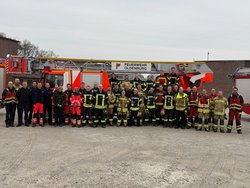Gemeinsam stark: Azubis und Ausbilder von Feuerwehr und Rettungsdienst probten 24 Stunden lang den Ernstfall. Foto: Stadt Oldenburg