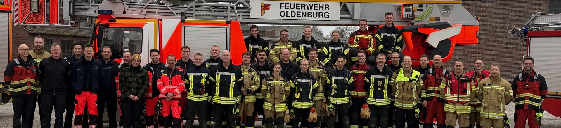 Gemeinsam stark: Azubis und Ausbilder von Feuerwehr und Rettungsdienst probten 24 Stunden lang den Ernstfall. Foto: Stadt Oldenburg