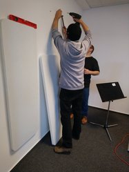 Zwei Kollegen der Musikschule schrauben Absorberplatten an die Wand. Foto: Stadt Oldenburg Zwei Kollegen der Musikschule schrauben Absorberplatten an die Wand. Foto: Stadt Oldenburg