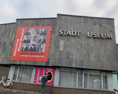 In der Nacht von Montag auf Dienstag ist ein „M“ aus dem Schriftzug an der Fassade des Stadtmuseums verschwunden. Foto: Stadt Oldenburg
