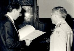 Der Kommandeur der 11. Panzergrenadierdivision, Generalmajor Hans Hoster, nimmt am 27. Februar 1984 die Patenschaftsurkunde entgegen. Foto: Stadt Oldenburg Der Kommandeur der 11. Panzergrenadierdivision, Generalmajor Hans Hoster, nimmt am 27. Februar 1984 die Patenschaftsurkunde entgegen. Foto: Stadt Oldenburg