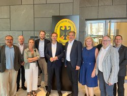 Besuchsdelegation 2023 rund um Oberbürgermeister Jürgen Krogmann (mittig rechts) beim Treffen mit Botschafter Steffen Seibert in der Deutschen Botschaft in Tel Aviv. Foto: Stadt Oldenburg
