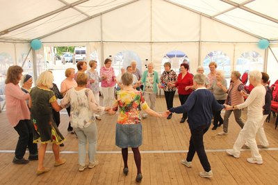 Ältere Menschen tanzen. Foto: Stadt Oldenburg