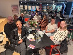 Die Jury bildeten (von rechts nach links): Marah Schön und Lina Stefanovic (Ich liebe Oldenburg), Bertine Pienkos (Pius Hospital), Steffen Trawinski (Innenstadtmanagement), Jannik Wiggers-von Staa (CORE), Melanie Jauken (Oldenburg Tourismus und Marketing GmbH), Stephan Lantow (Stadtmuseum) und Catarina da Silva (Study Active). Foto: Stadt Oldenburg