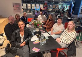Die Jury bildeten (von rechts nach links): Marah Schön und Lina Stefanovic (Ich liebe Oldenburg), Bertine Pienkos (Pius Hospital), Steffen Trawinski (Innenstadtmanagement), Jannik Wiggers-von Staa (CORE), Melanie Jauken (Oldenburg Tourismus und Marketing GmbH), Stephan Lantow (Stadtmuseum) und Catarina da Silva (Study Active). Foto: Stadt Oldenburg