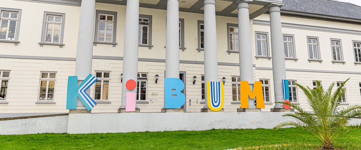 Schriftzug „KIBUM“ vor dem PFL. Foto: Martin Remmers