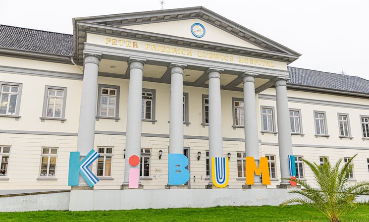 Schriftzug „KIBUM“ vor dem PFL. Foto: Martin Remmers