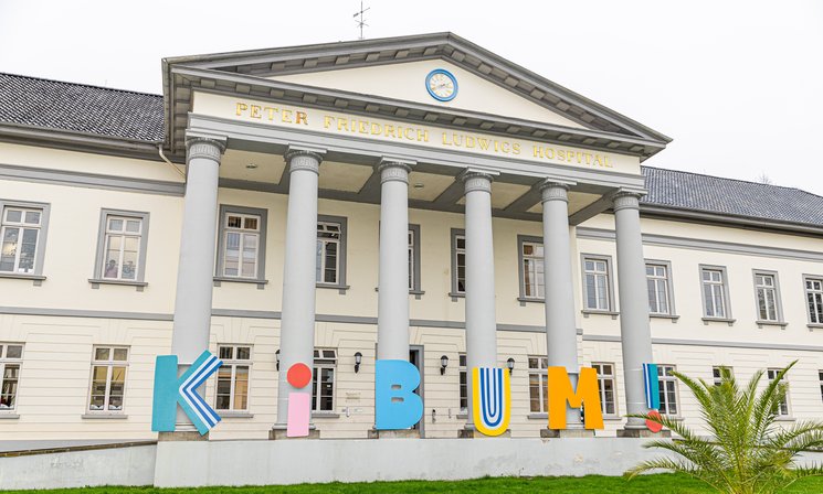 Schriftzug „KIBUM“ vor dem PFL. Foto: Martin Remmers