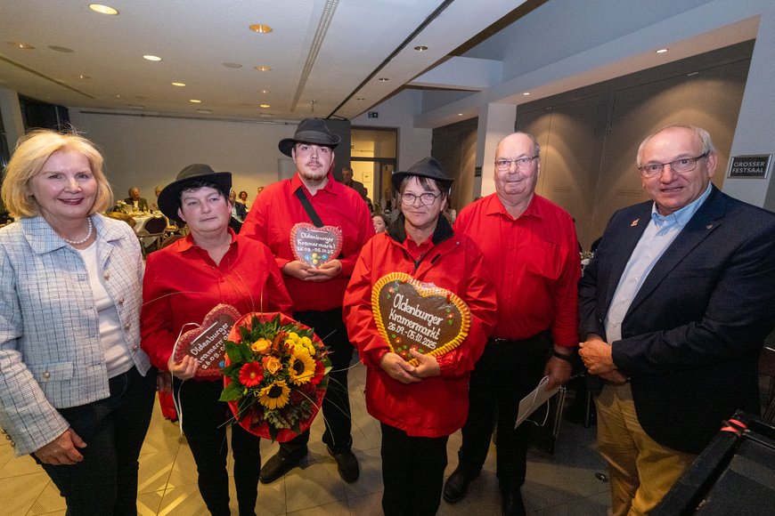 Bürgermeisterin Petra Averbeck, Vertreter des Music & Drumcorps Wesergarde und Michael Lorenz (Leiter des Bürger- und Ordnungsamtes) bei der Ehrung am 1. Oktober 2025. Foto: Sascha Stüber