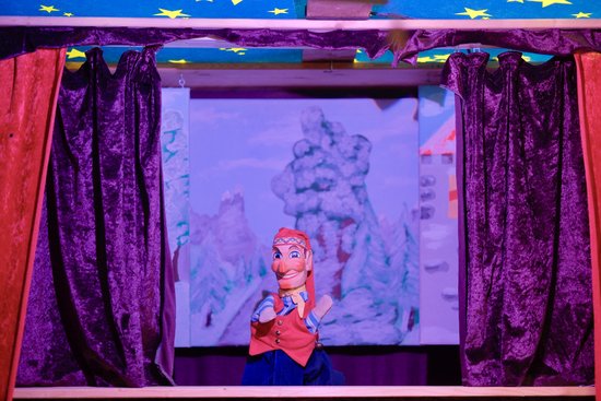 Tritt an ungeraden Tagen im beheizten und festlich geschmückten Vorlesezelt auf: der Kasper. Foto: Sascha Stüber Foto: Sascha Stüber