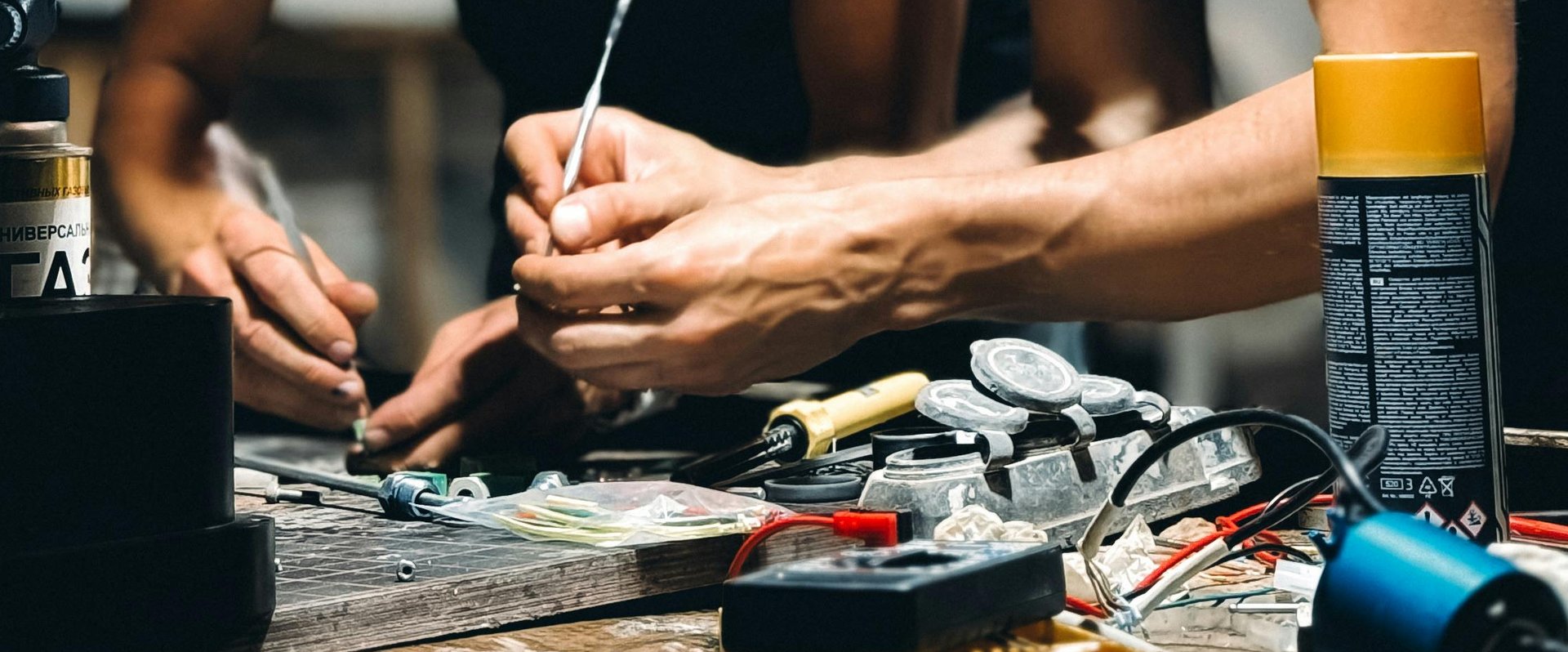 technisch Arbeiten mit Händen. Bulat843/Pexels