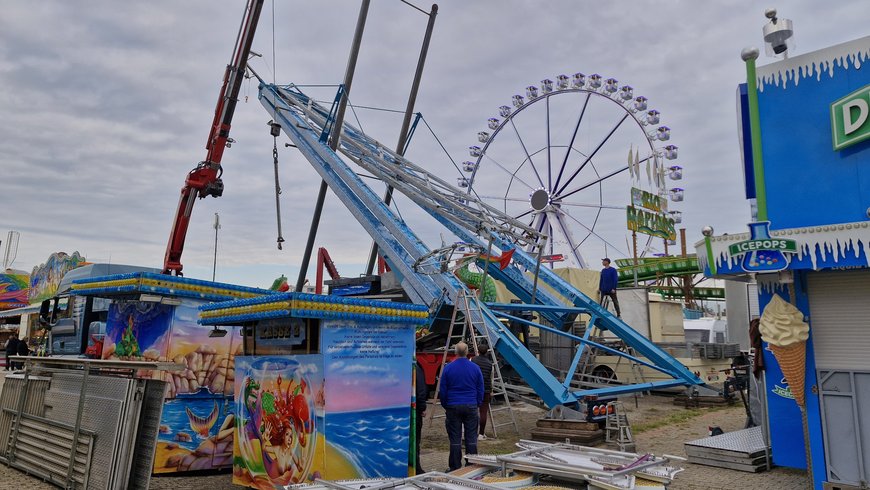 Der Aufbau der Schiffschaukel Nessy am 25. September 2024. Foto: Stadt Oldenburg