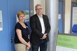 Paul Spoelstra mit Dagmar Bunge-Köpping vom Senioren- und Pflegestützpunkt Niedersachsen. Foto: Stadt Oldenburg Paul Spoelstra mit Dagmar Bunge-Köpping vom Senioren- und Pflegestützpunkt Niedersachsen. Foto: Stadt Oldenburg