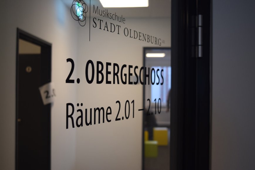 Damit jeder weiß wo er sich in dem großen Gebäude befindet, gibt es Beschriftungen. Foto: Stadt Oldenburg