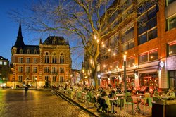 Blick auf Rathaus und angrenzende Gastronomie in den frühen Abendstunden. Foto: Hans-Jürgen Zietz 