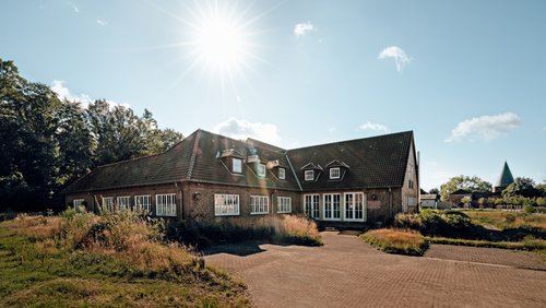 Das ehemalige Offizierskasino mit dem umliegenden Grundstück ist ab 22. April in der Vermarktung. Foto: Mittwollen und Gradetchliev Foto: Mittwollen und Gradetchliev