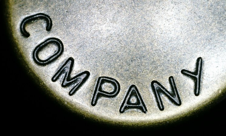 Ausschnitt eines Metallstempels mit der Aufschrift „COMPANY“. Foto: R_K_by_ringo.zone/Pixelio.de