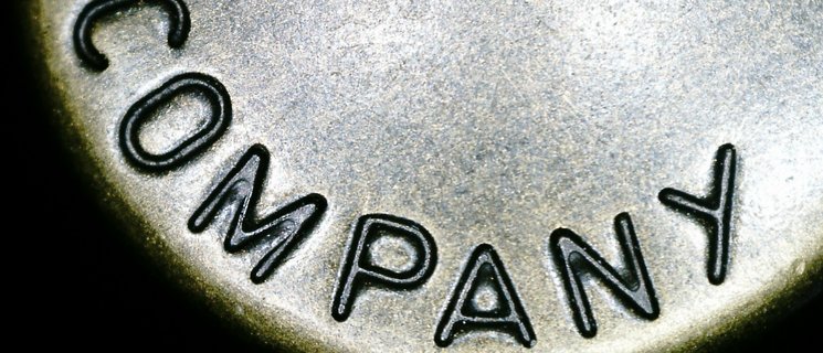 Ausschnitt eines Metallstempels mit der Aufschrift „COMPANY“. Foto: R_K_by_ringo.zone/Pixelio.de