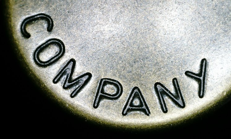 Ausschnitt eines Metallstempels mit der Aufschrift „COMPANY“. Foto: R_K_by_ringo.zone/Pixelio.de