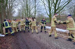 Viele helfende Hände gab es unter anderem beim Bau der Sandsackbarriere in der Sandkruger Straße am 4. Januar. Foto: Sascha Stüber