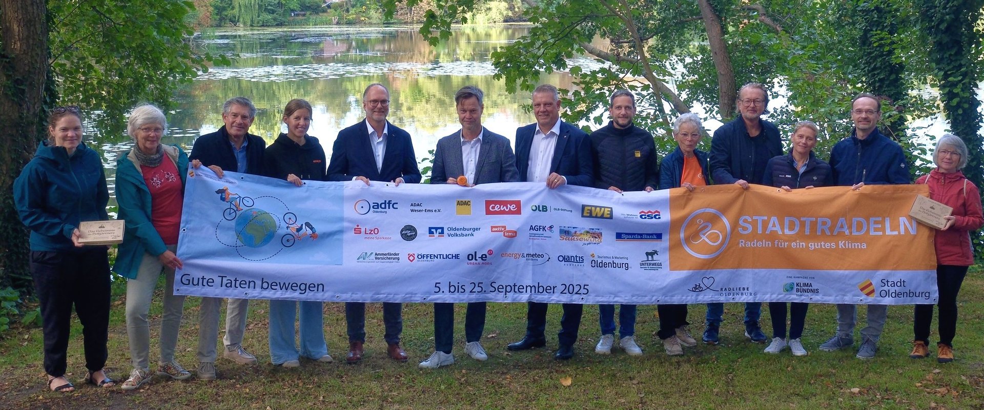 Teilnehmende mit Banner bei der Auftaktveranstaltung zum Start von STADTRADELN in Oldenburg. Foto: Sascha Stüber