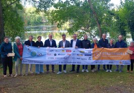 Teilnehmende mit Banner bei der Auftaktveranstaltung zum Start von STADTRADELN in Oldenburg. Foto: Sascha Stüber