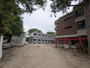 Hinter der ehemaligen Jugendherberge entsteht die Containeranlage „Alex“. Diese beherbergt künftig Klassen aus dem Neuen Gymnasium und der Oberschule Alexanderstraße. Foto: Stadt Oldenburg Hinter der ehemaligen Jugendherberge entsteht die Containeranlage „Alex“. Diese beherbergt künftig Klassen aus dem Neuen Gymnasium und der Oberschule Alexanderstraße. Foto: Stadt Oldenburg