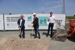 Läuteten mit dem ersten Spatenstich die Bauphase am neuen Standort der MEYBAU GmbH & Co. KG ein: (von links) Ralph Wilken, Stefan Meyer und Kersten Mittwollen. Foto: Marieke Decker