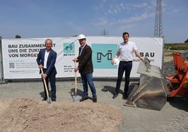 Läuteten mit dem ersten Spatenstich die Bauphase am neuen Standort der MEYBAU GmbH & Co. KG ein: (von links) Ralph Wilken, Stefan Meyer und Kersten Mittwollen. Foto: Marieke Decker