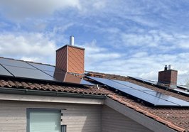 Ein Haus mit Photovoltaikanlagen auf dem Dach. Foto: Stadt Oldenburg