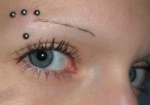 Mädchen mit Piercing an der Augenbraue. Foto: Maja Dumat/Pixelio Mädchen mit Piercing an der Augenbraue. Foto: Maja Dumat/Pixelio