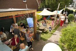 Tag der offenen Tür mit Blick auf den Garten mit Sitzmöglichkeiten und großer Sandkiste.Foto: Carsten Lienemann