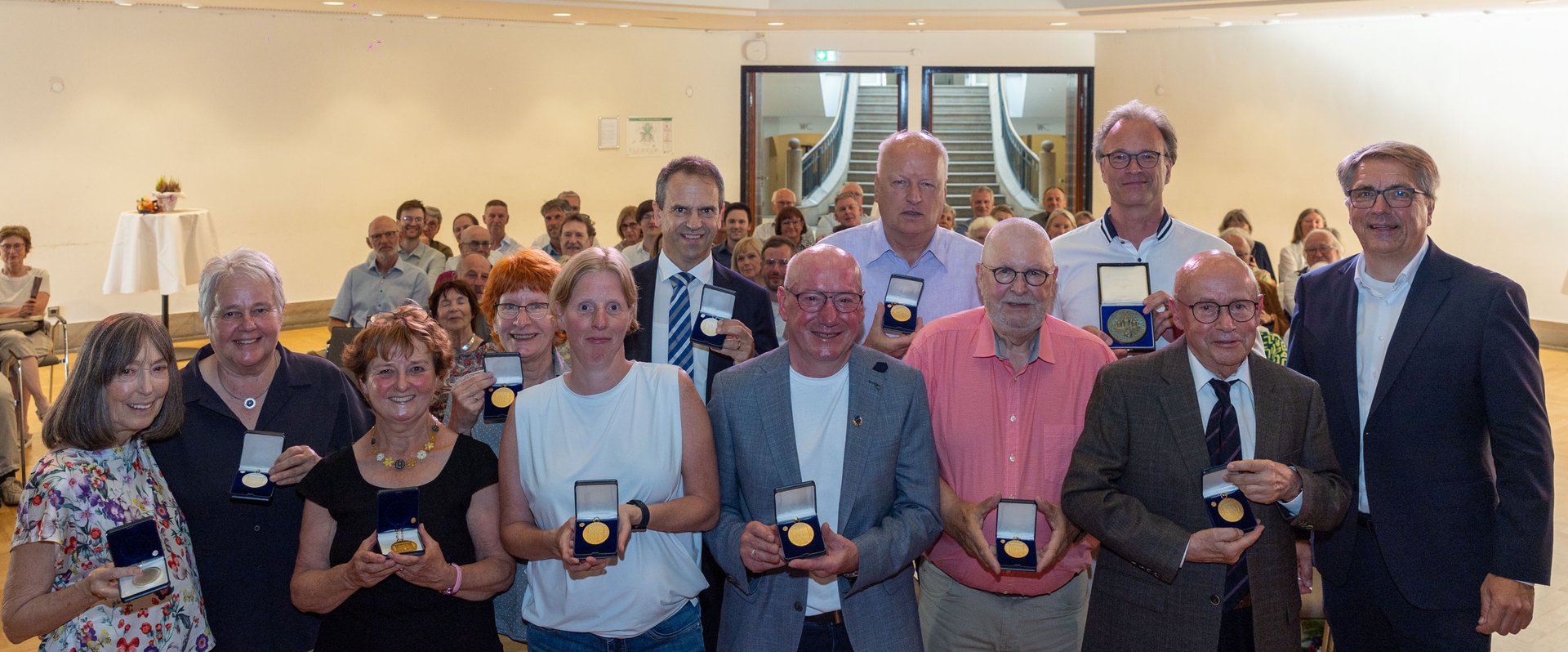 Im Kulturzentrum PFL zeichnete Oberbürgermeister Jürgen Krogmann (1. von rechts) Ehrenamtliche mit dem Großen Stadtsiegel sowie der Goldenen und Silbernen Stadtmedaille aus. Foto: Sascha Stüber