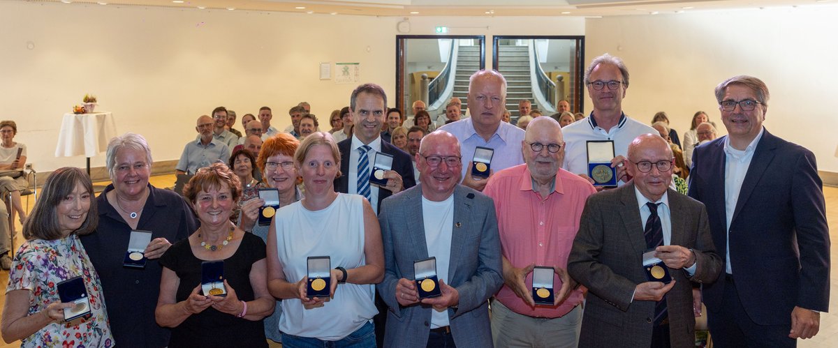 Im Kulturzentrum PFL zeichnete Oberbürgermeister Jürgen Krogmann (1. von rechts) Ehrenamtliche mit dem Großen Stadtsiegel sowie der Goldenen und Silbernen Stadtmedaille aus. Foto: Sascha Stüber