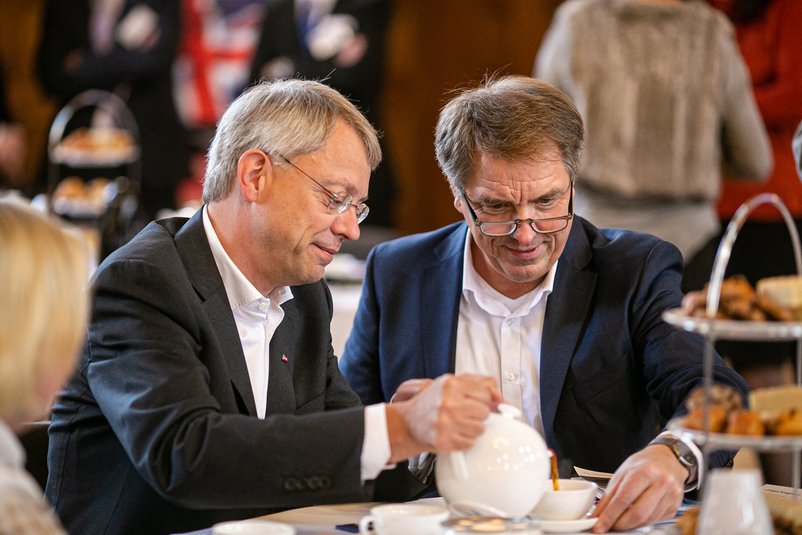 Dr. Christian Friege schenkt Oberbürgermeister Jürgen Krogmann Tee ein. Foto: LUKAS LEHMANN PHOTOGRAPHY