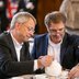 Vorschau: Dr. Christian Friege schenkt Oberbürgermeister Jürgen Krogmann Tee ein. Foto: LUKAS LEHMANN PHOTOGRAPHY