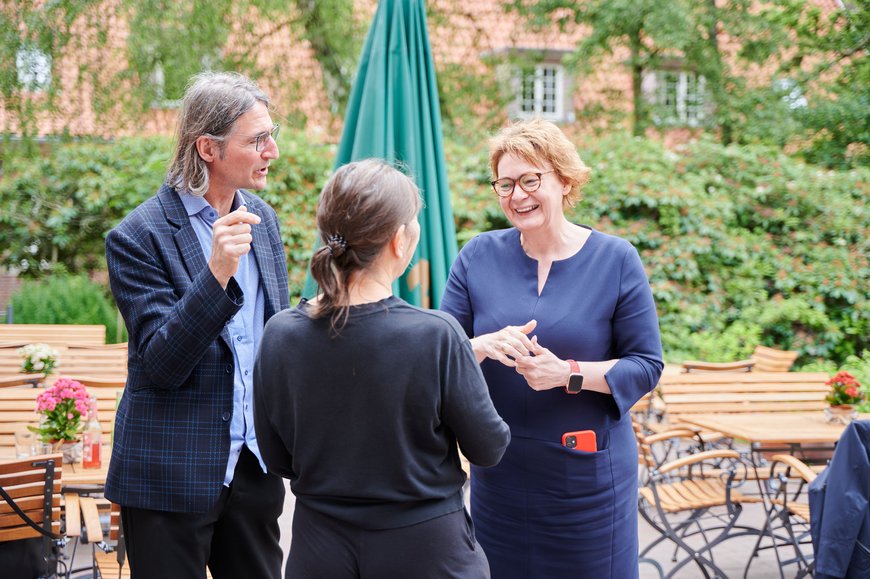 Daniela Behrens im Gespräch mit KollegInnen von der Jugendkulturarbeit e.V.. Foto: Benjamin Klingebiell