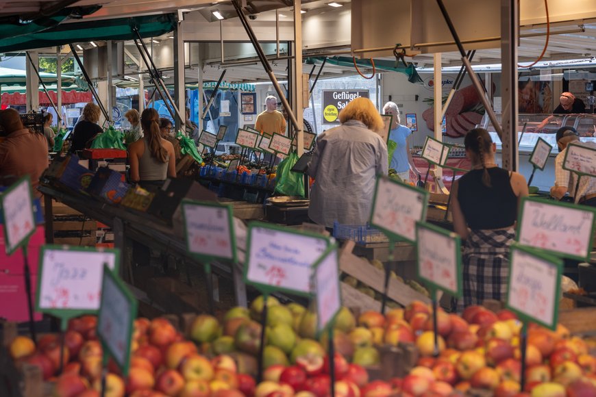 Ein Stand mit Obst und Gemüse auf dem Wochenmarkt auf dem Pferdemarkt. Foto: Sascha Stüber