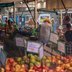 Vorschau: Ein Stand mit Obst und Gemüse auf dem Wochenmarkt auf dem Pferdemarkt. Foto: Sascha Stüber