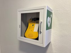 AED Defibrillator am Markt 20-21. Foto: Stadt Oldenburg