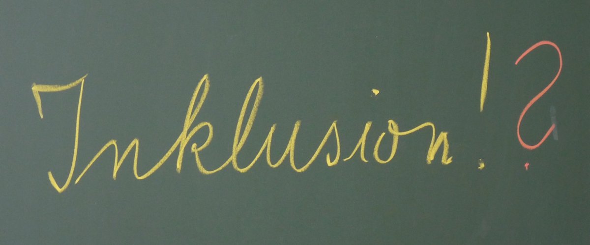 Schriftzug „Inklusion!?“ auf einer grünen Tafel. Foto: Dieter Schütz/Pixelio